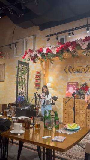 Halo, aku Stefanie, panggil aja Stef! Aku suka nyanyi sejak kecil, karena lewat lagu aku bisa jujur sama perasaanku. Hari ini aku di sini bu