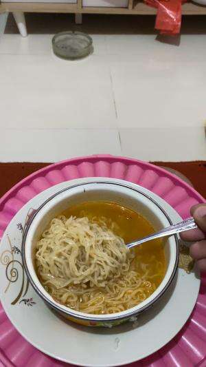 Udan udan di tambah sarimi di kancani karo lek damis .,, jan nyueni poll lurrr hehhee #hujan #sarimi #indomie #makan #mieinstan #vlog #vloge