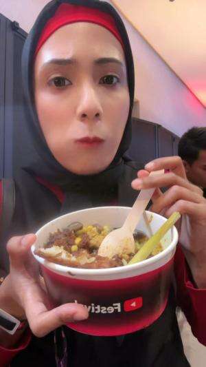 nasi campur buat kucing kelaparan di pinggir jalan 