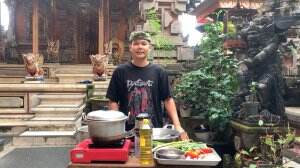 -Pepes Ikan Tuna- disajikan dengan plecing kangkung, yang dimasak langsung oleh anak muda kurang tidur tapi banyak mimpinya  #onlineaudition
