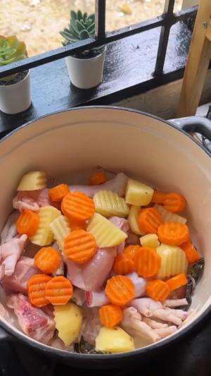 MENU MASAKAN RUMAHAN SIMPLE
“Sop Ceker Ayam”
#Cooking #inspiration #Menumasakanrumahan #Tips #Trik #Idejualan #ummuhusna