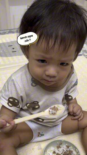 Gamau diganggu nih yang lagi belajar makan sendiri ! Baby hagia hebaat  #cutebaby #babylucu #HOTrctiplus 