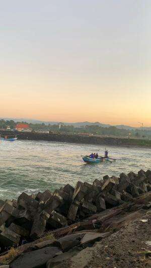 perahu mancal pagi hari di muara cikidang