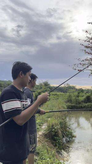 Mancing dikolam ini banyak banget ikannya