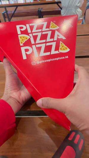 KEBIASAAN ANEH AKU KALO MAKAN PIZZA