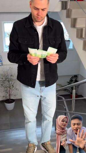 Kalau ada bau uang pasti kedengaran 