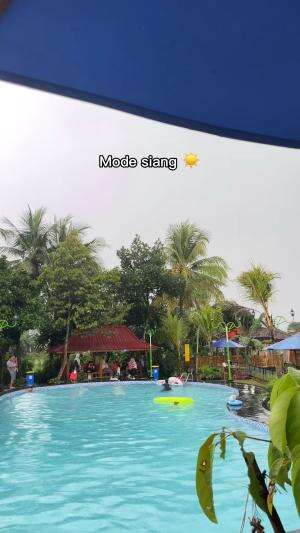 Kolam renang pertama yang buka sampe malem dan ada air hangatnya spesialnya lagi ada savananya tapi coming soon waaaa super nyaman bangeeet 