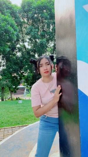 ade sembunyi