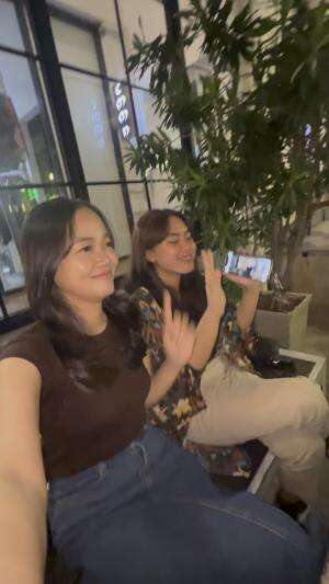 yapping with besties