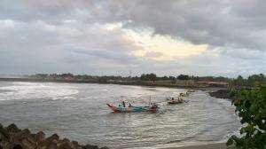 beginilah suasana pagi di pelabuhan cikidang