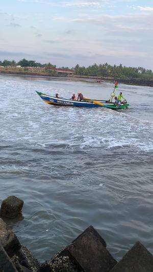 perahu nya harus didorong dulu #nelayan #ombak #skills #trending