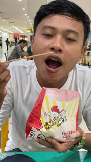 Makan cemilan favorit 