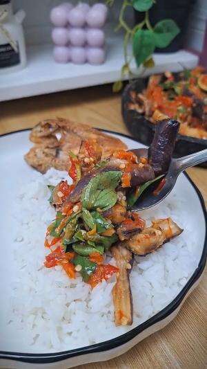 MENU MASAKAN RUMAHAN SIMPLE
“Sambal Terong Suwir”
#Cooking #Menumasakanrumahan #Tips #Trik #Idejualan #ummuhusna