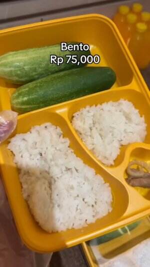 ngapain beli? mending bikin aja sendiri bento begitu mah 🙄