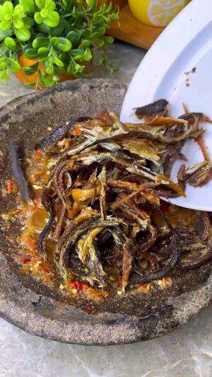 MENU MASAKAN RUMAHAN SIMPLE
“Sambal Belut”
#Cooking #inspiration #Menumasakanrumahan #Tips #Trik #Idejualan #ummuhusna