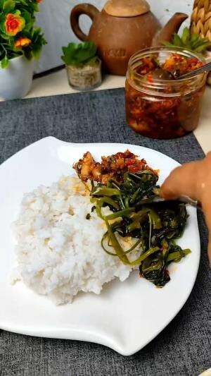 MENU MASAKAN RUMAHAN SIMPLE
“Sambal Cumi Tumis Kangkung”
#Cooking #inspiration #Menumasakanrumahan #Tips #Trik #Idejualan #ummuhusna
