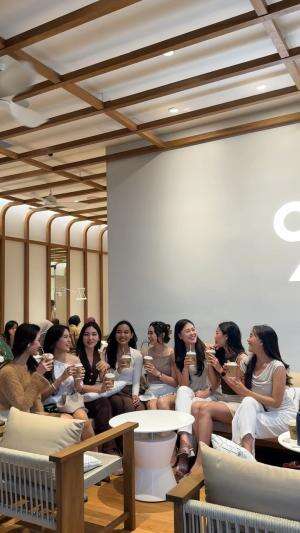 minum kopi gratis di PIM 2 bareng cewe cewe aku