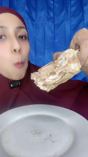 gak sengaja makan squishy lilin
