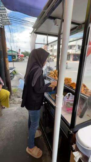 Penjual gorengan judes