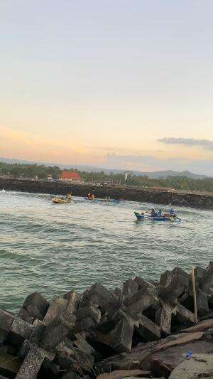 rombongan nelayan berangkat melaut pagi hari