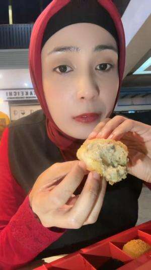 jimin belanja di tanah abang! aku kasih oleh-oleh onde onde aja 