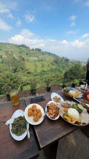 Perkedel renyah di luar, lembut di dalam, dicocol sambal pedas gurih…
Terus dimakan sambil nikmatin pemandangan seindah ini di Tebing Kerato