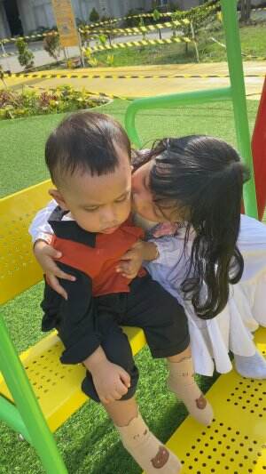 Bermain diluar #outdoorplayground #playdate #sisterbrother #parenting #momandkids #stimulasi #montessorie #vitamind #bondingtime #weekend 