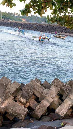 gegara perahu kandas malah tersalip sama perahu yg  dibelakang