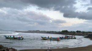 banyak perahu didorong karena air muara nya sedang surut
