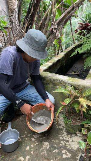 Kolam mini samping rumah bocor