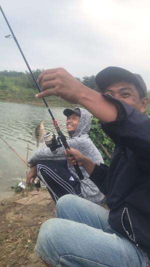 Strike ikan mujaer situ bendungan kuningan                      #mancing #mancingmania #mancingliar #strike #fish #fishing #bendungankuninga