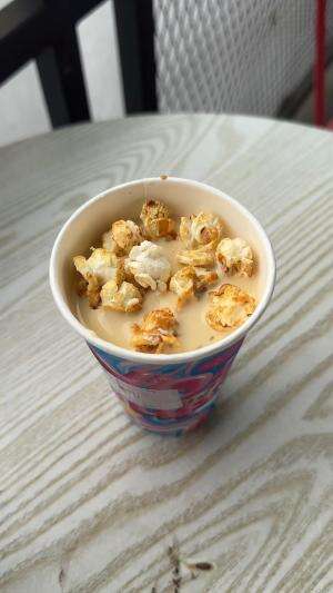 pesen popcorn doang malah dikasih ice cream pake popcorn 