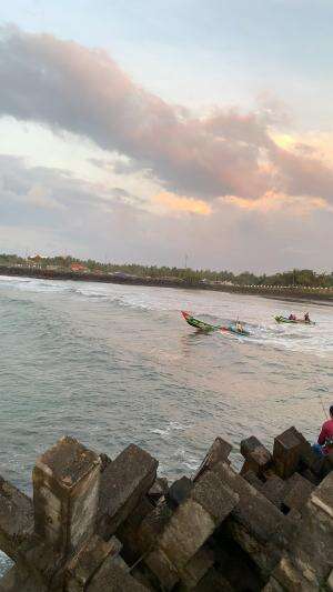 beginilah ngeri nya ombak pantai selatan