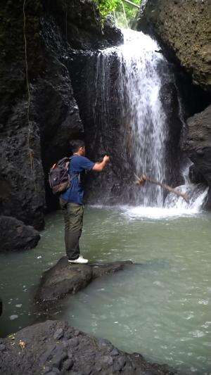 Tebar Puluhan Pancing Sidat Dilokasi Yang Sangat Menyeramkan Dan Terpencil  #petualangan #alam #survival  #berburu 