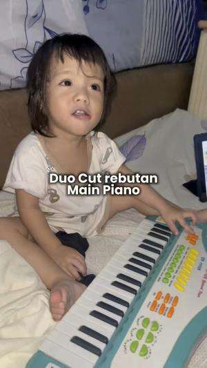 Kalau bisa rebutan kenapa harus barengan yakan ? #kakakadik #siblings #bayilucu