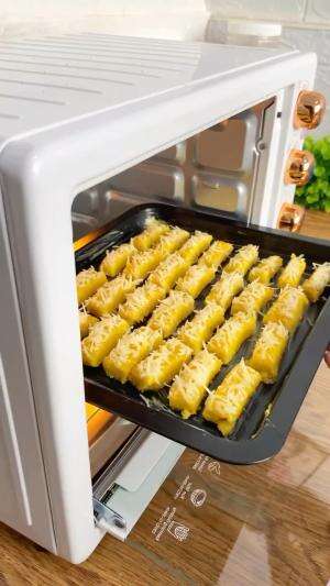 Peringkat kedua setelah Kue Nastar nih di Keluargaku, siapa nih yang demen juga sama Kue Kastangel super ngeju ini 🫶🏻