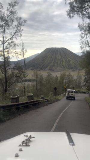 Indahnya pemandangan diturunan dari bromo 🥰  #Paling suka ke Bromo lewat jalur mana?  #fyp #masukberanda #traveling #jalanjalantraveling #vl