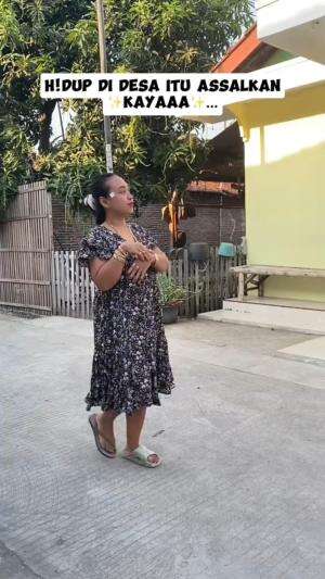 orang kayaa dibawain jajan, orang kismin cuma bisa senyum