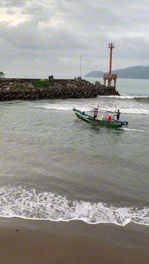 mencoba melewati ombak dengan hati-hati