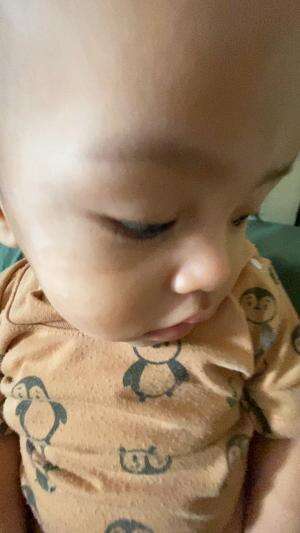 Raffasya lagi main boneka ,bonekanya dari piala dunia 2010 sebelum kak husna lahir 😂😂