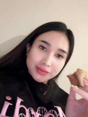 Eating jeji chewy puff