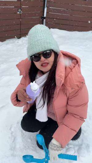 Waktu orang lain bawa coklat atau gantungan kunci, aku malah bawa… SALJU! 😱
Langsung dari Jepang, dinginnya masih berasa sampai Bandara Soet