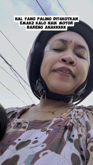 kalo ngga sendal ya topi