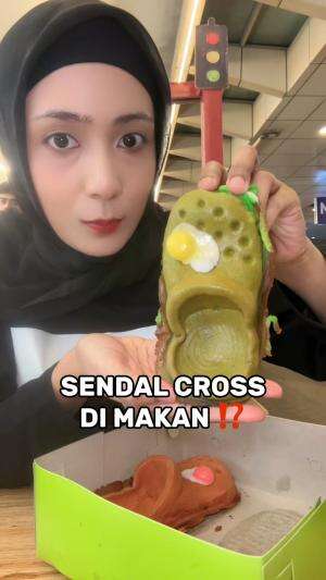 neng rarah makan sendal cross