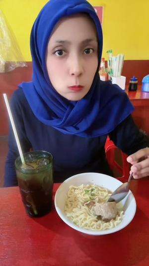jangan pelit2 berbagi bakso biar gak dikutuk jadi anomali bakso 