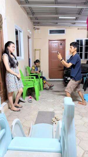 PRANK LARI TIBA TIBA FOTO DEPAN MAMA !!