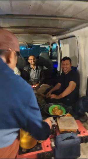 Di dalam mobil karena di luar hujan