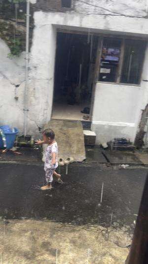 Berlarian kesana kemari dan tertawa  #NooraKhadijahAlKhered  #masyaallahtabarakallah  #creatorpro  #RCTIPlus  #mandihujan 