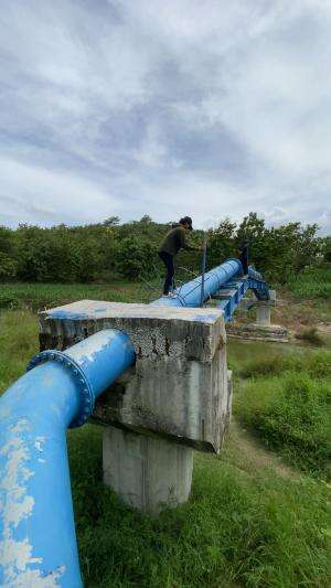 Perjalanan melintasi jembatan tanpa sabuk pengaman wkwkkw #kerja #kerjakeras #gigih #semangat #kuli #kulibangunan #hebat #jedamergawe #fyp  