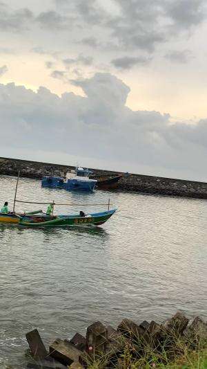 berangkat pagi untuk berburu ikan